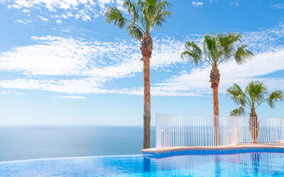 Benitachell 829: Nuage, L'Eau, Ciel, Bleu, Plante, Arbre, Paysage Naturel, Piscine, Arecales, Loisir