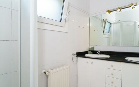 Alina: Pièce, Propriété, Salle De Bains, Meubles, Immobilier, Maison, Design Intérieur, Bâtiment, Matériel De La Propriété, Sol