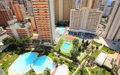 Benidorm 700: Bâtiment, Skyscraper, Jour, Propriété, Plante, Lumière, La Nature, Infrastructure, Monde, La Tour