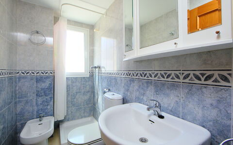 Benidorm 700: Miroir, Robinet, Luminaire Plomberie, Lavabo, Évier, Propriété, Photographier, Salle De Bains, Violet, Design Intérieur