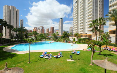 Benidorm 700: Nuage, Bâtiment, Ciel, L'Eau, Plante, Propriété, Piscine, La Nature, Arbre, Mobilier De Jardin