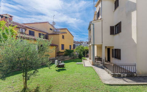 Zrinka: Plante, Bâtiment, Ciel, Fenêtre, Maison, Végétation, Arbre, Biome, Quartier