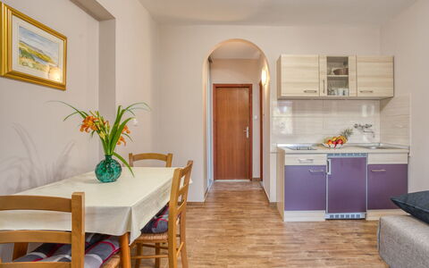 Poreč 117: Cabinetry, Meubles, Propriété, Comptoir, Table, Plante, Cadre, Bois, Design Intérieur, Chaise