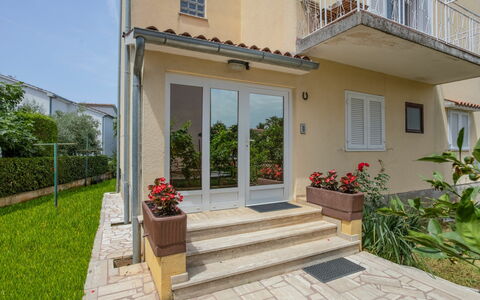 Poreč 117: Plante, Bâtiment, Fenêtre, Ciel, Porte, Pot De Fleur, Maison, Fleur, Surface De La Route, Design Intérieur
