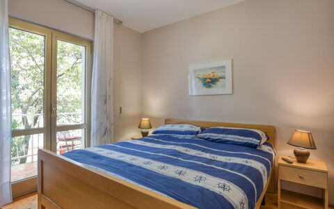 Poreč 117: Meubles, Propriété, Fenêtre, Confort, Bleu Azur, Bois, Textile, Ombre, Cadre De Lit, Lit
