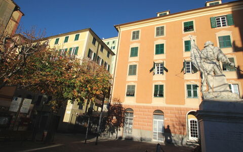 Francesca: Ciel, Bâtiment, Fenêtre, Design Urbain, Lumière Du Soleil, Arbre, Plante, Condominium, Zone Résidentielle, Façade