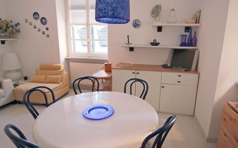 Francesca: Meubles, Bleu, Table, Chaise, Bleu Azur, Cabinetry, Design Intérieur, Bois, Bâtiment, Sol