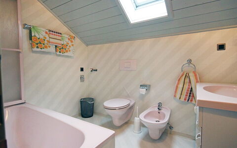 Dialer: Luminaire Plomberie, Propriété, Robinet, Bâtiment, Lavabo, Salle De Bains, Fenêtre, Évier, Maison, Design Intérieur