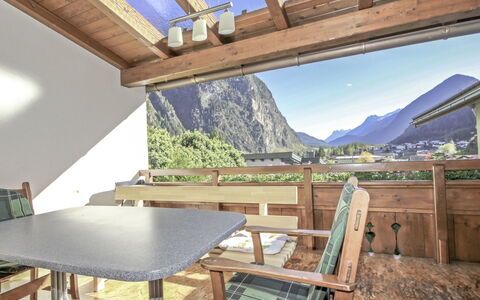 Dialer: Propriété, Table, Montagne, Bâtiment, Plante, Ciel, Bois, Ombre, Design Intérieur, Éclairage