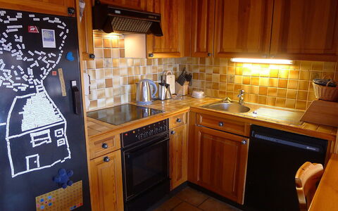 Les Aiguilles D'Argent 10: Cabinetry, Comptoir, Propriété, Évier, Evier, Cuisine, Cuisinière, Appareil De Cuisine, Bois, Design Intérieur