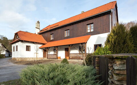 Huty: Plante, Ciel, Propriété, Fenêtre, Bâtiment, Nuage, Arbre, Bois, Lot Terre