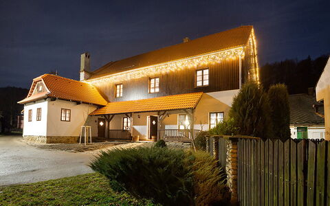 Huty: Ciel, Plante, Bâtiment, Fenêtre, Maison, Lot Terre, Arbre, Chalet, Porte