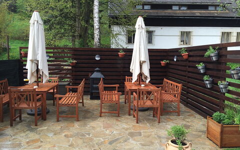 Huty: Plante, Propriété, Meubles, Table, Bâtiment, Pot De Fleur, Bois, Ombre, Arbre, Mobilier De Jardin