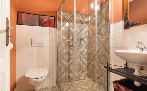 Huty: Propriété, Luminaire Plomberie, Salle De Bains, Évier, Tete De Douche, Violet, Douche, Design Intérieur, Robinet, Miroir