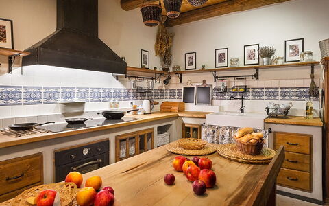 Huty: Aliments, Cabinetry, Comptoir, Vaisselle, Bois, Cuisine, Design Intérieur, Éclairage, Sol, Cadre
