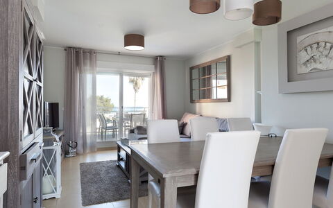 Dénia 766: Pièce, Blanc, Propriété, Meubles, Salle À Manger, Design Intérieur, Bâtiment, Plafond, Table, Sol