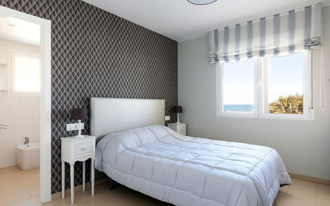 Dénia 766: Chambre, Meubles, Lit, Pièce, Propriété, Design Intérieur, Matelas, Drap De Lit, Blanc, Literie