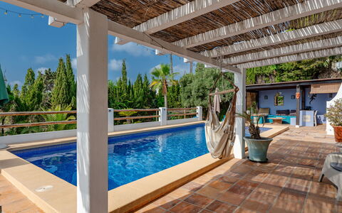 Karima: Piscine, Bois, Meubles, Recours, Sol, Mobilier De Jardin, Sol, Chaise, Pot De Fleur, Eco Hôtel
