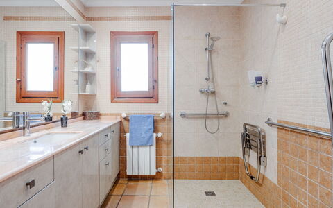 Karima: Sol, Luminaire Plomberie, Sol, Design Intérieur, Plomberie, Salle De Bains, Tuile, Armoire De Toilette, Domicile, Plafond