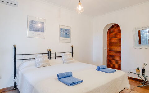 Karima: Lit, Chambre, Sol, Sol, Drap De Lit, Meubles, Design Intérieur, Literie, Appartement, Cadre De Lit