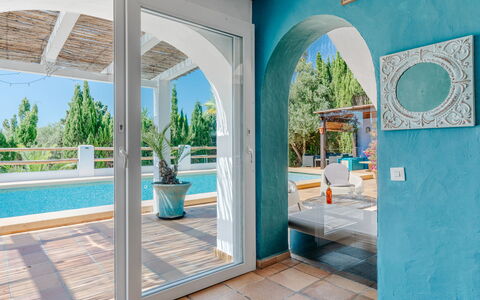 Karima: Bleu, Sol, Design Intérieur, Sol, Meubles, Plafond, Recours, Chaise, Plante D'Appartement, Piscine