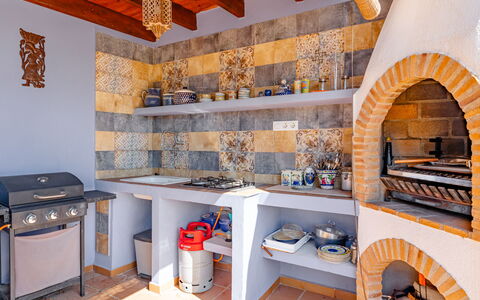 Karima: Sol, Tuile, Tache De Bois, Chaise, Conception, Plante D'Appartement, Cuisine, Recours, Dalle, Pot De Fleur