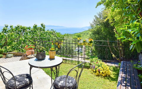 Evići: Propriété, Immobilier, Maison, Jardin, Biens, Cour, Arbre, Table, Herbe, Chalet