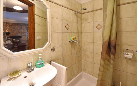 Evići: Salle De Bains, Propriété, Pièce, Design Intérieur, Tuile, Mur, Luminaire Plomberie, Robinet, Baignoire, Bâtiment