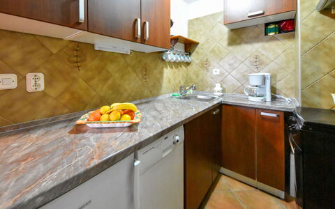 Evići: Comptoir, Cabinetry, Evier, Robinet, Propriété, Meubles, Bâtiment, Cuisine, Évier, Bois