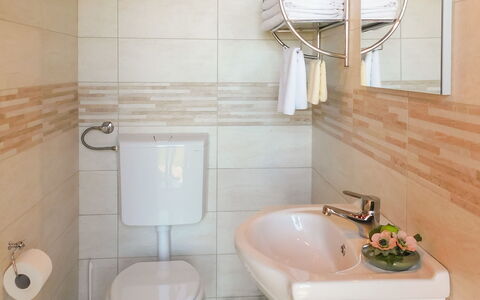 Lea: Miroir, Luminaire Plomberie, Robinet, Évier, Lavabo, Plante, Blanc, Salle De Bains, Violet, Design Intérieur