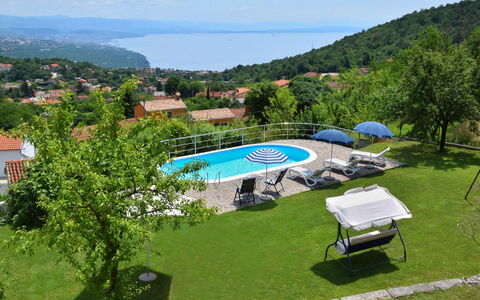 Lea: Ciel, Plante, Propriété, Bleu Azur, Nuage, Arbre, Ombre, Mobilier De Jardin, Fenêtre, Piscine