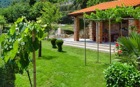 Lea: Plante, Nuage, Propriété, Communauté Des Plantes, Paysage Naturel, Vert, Bâtiment, Arbre, Ombre, Montagne