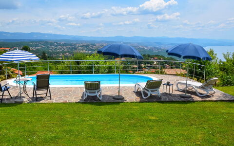 Lea: Nuage, Ciel, Plante, Propriété, L'Eau, Parapluie, Bleu Azur, Mobilier De Jardin, Lot Terre, Ombre