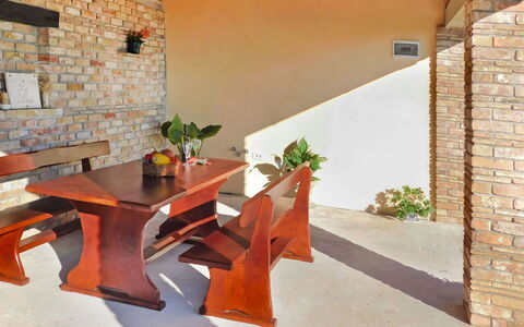 Lea: Table, Plante, Meubles, Bâtiment, Bois, Orange, Sol, Design Intérieur, Sol, Plante D'Appartement