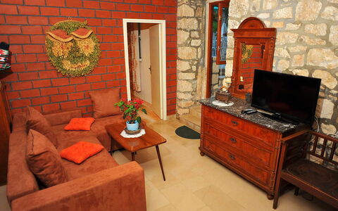 Brač Sutivan 111: Meubles, Propriété, Plante, Table, Plante D'Appartement, Bâtiment, Bois, Cabinetry, Salon, Design Intérieur