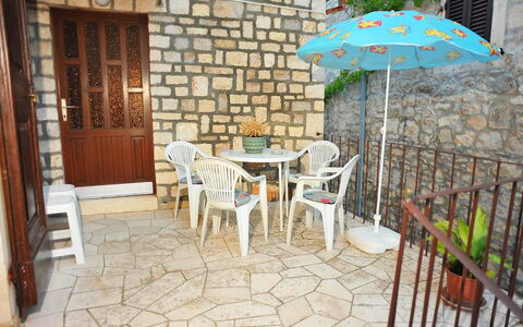 Brač Sutivan 111: Table, Meubles, Propriété, Plante, Bâtiment, Parapluie, Chaise, Tableau De Plein Air, Bois, Pot De Fleur