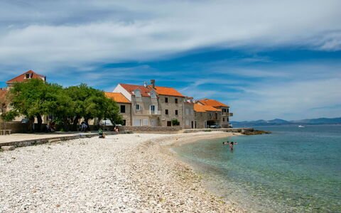 Brač Sutivan 111: L'Eau, Nuage, Ciel, Bâtiment, Plage, Fenêtre, Maison, Cotiers Et Relief Océaniques, Arbre