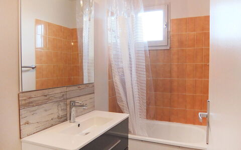 Marinas du Ponant: Miroir, Robinet, Luminaire Plomberie, Évier, Propriété, Lavabo, Salle De Bains, Bois, Design Intérieur