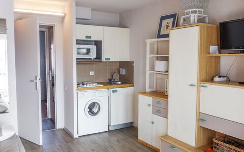 Marinas du Ponant: Cabinetry, Propriété, Meubles, Bâtiment, Cuisine, Bois, Électroménager, Comptoir, Cuisinière, Maison