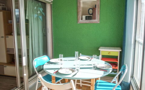 Marinas du Ponant: Table, Bâtiment, Meubles, Propriété, Chaise, Vert, Bois, Design Intérieur, Fenêtre, Sol