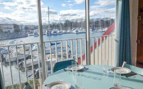 Marinas du Ponant: Nuage, L'Eau, Bateau, Vaisselle, Navire, Propriété, Ciel, Bleu Azur, Vaisselle, Table