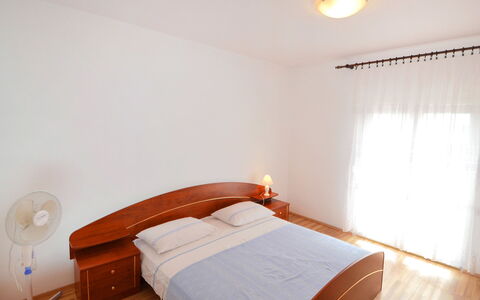 Ante: Meubles, Propriété, Confort, Bâtiment, Bois, Design Intérieur, Textile, Éclairage, Orange, Oreiller