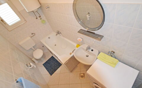 Ante: Propriété, Luminaire Plomberie, Lavabo, Toilette, Siège De Toilette, Salle De Bains, Robinet, Bois, Fenêtre, Sol