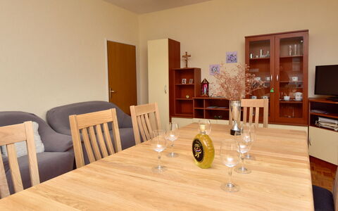 Ante: Table, Meubles, Vaisselle, Bois, Éclairage, Table Cuisine Et Salle A Manger, Design Intérieur, Chaise, Bâtiment, Cabinetry