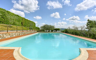 Barberino Valdelsa 155: L'Eau, Nuage, Ciel, Ressources En Eau, Jour, Piscine, Vert, La Nature, Bleu Azur, Arbre