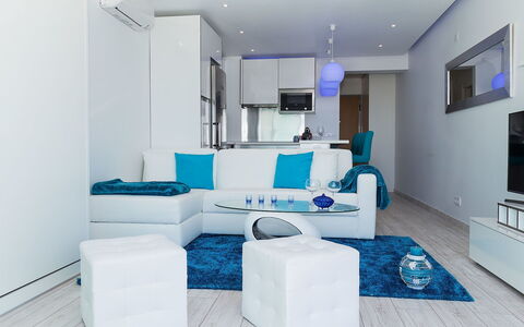 Dream View 50M from the Beach: Propriété, Canapé, Meubles, Confort, Cadre, Bleu Azur, Maison, Design Intérieur, Sol, Télévision