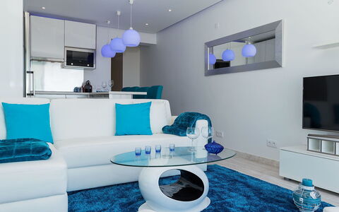 Dream View 50M from the Beach: Propriété, Bleu, Canapé, Bleu Azur, Violet, Bâtiment, Éclairage, Confort, Design Intérieur, Architecture