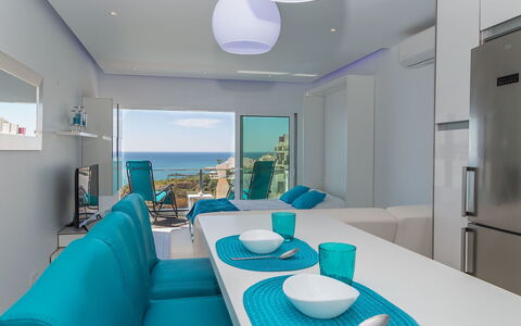 Dream View 50M from the Beach: Table, Meubles, Propriété, Canapé, Chaise, Bleu, Bleu Azur, Vert, Confort, Bâtiment