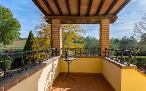 Villa La Fragola: Propriété, Immobilier, Balcon, Architecture, Bâtiment, Porche, Maison, Ombre, Arbre, Domicile